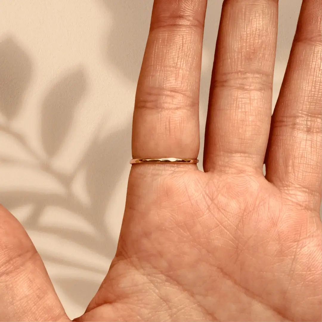 Anxiety Ring Gold Hammered: Handgefertigt in Deutschland. Minimal, hochwertig, unauffällig, alle Größen. Kann gegen Stress & Anspannung helfen