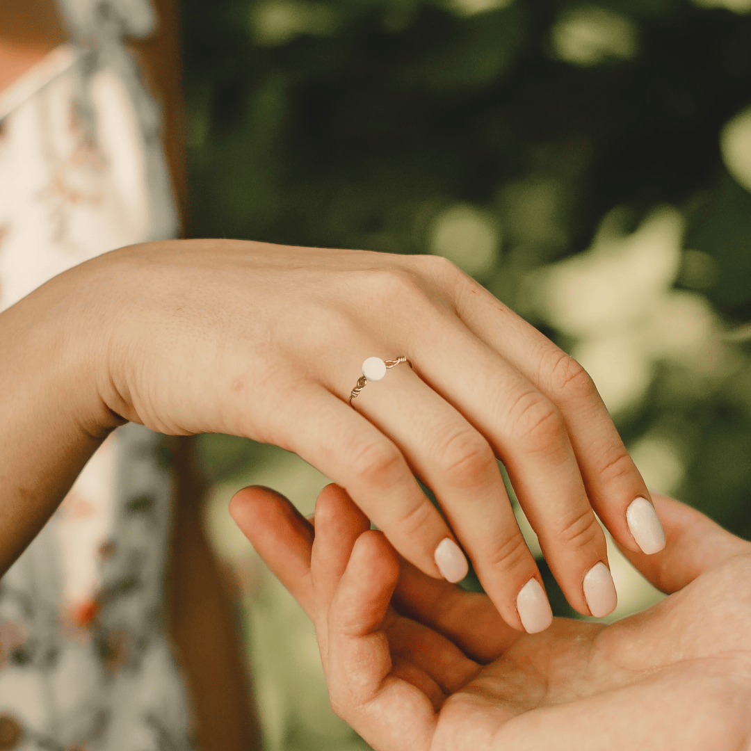 Mond Anxiety Ring Gold: Handgefertigt in Deutschland. Minimal, hochwertig, unauffällig, alle Größen. Kann gegen Stress & Anspannung helfen. Damen